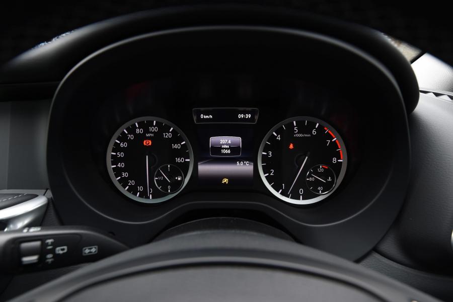 Панель приборов Infiniti Q30 1.6t 2016 года  (UK) (фото 2 из 7)